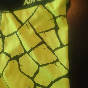 NEW Women S NIKE PRO Athletic Shorts Barbwire STAY COOL 683541-702 Yellow Black